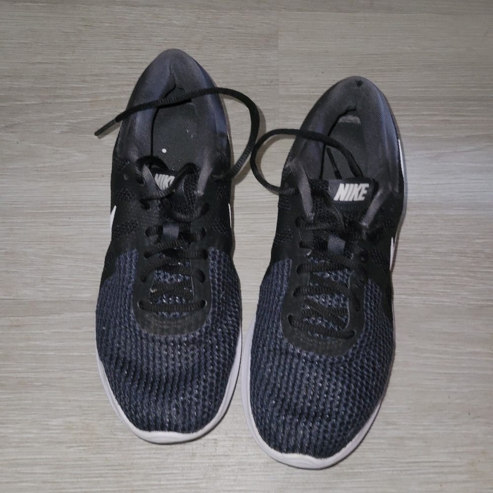 NIKE REVOLUTION 8.5 Sneakers Breathable Mesh Outdoor Workout Beach Coastal Comfy - Picture 5 of 7